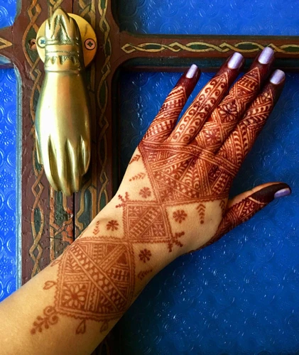 Understanding Henna Symbolism In Dreams